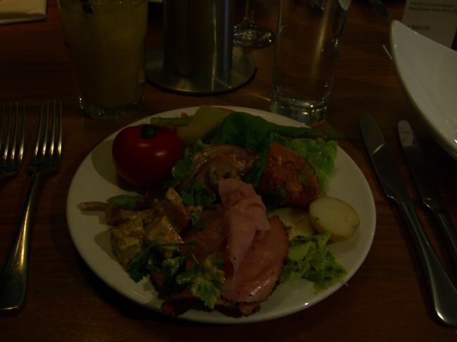 スカイタワーでディナー。バイキングになっていて<br />とにかく、種類もボリュームもすごい、しかもおいしい！！３〜４回食べ物を取りに立ちましたが、それでも全種類制覇は無理でした（当たり前か）