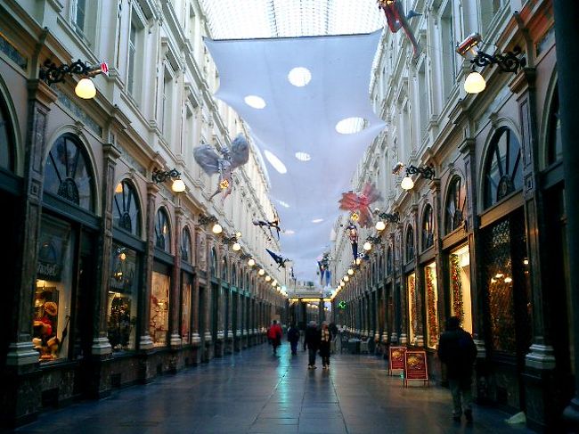 ギャルリー・サンチュベール<br /><br />開店前の時間だったので、人通りはまばらです。