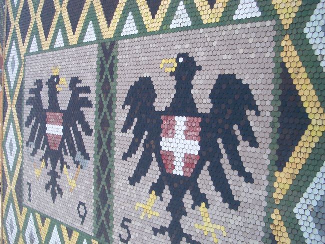 シュテファン大聖堂の屋根。<br />これはハプスブルク家のシンボルの鷲だそうです。<br />塔に登るとよく見えます。