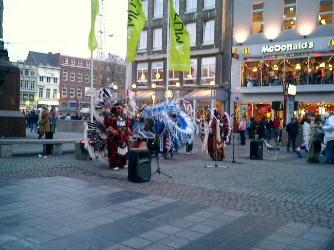 民族衣装を着た人が歌っていました。<br /><br />何かイベントがあったのかな？