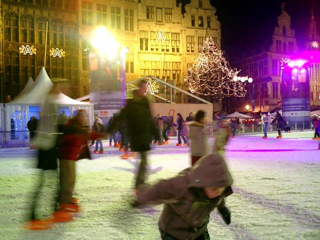 マルクト広場に野外アイススケート場発見！