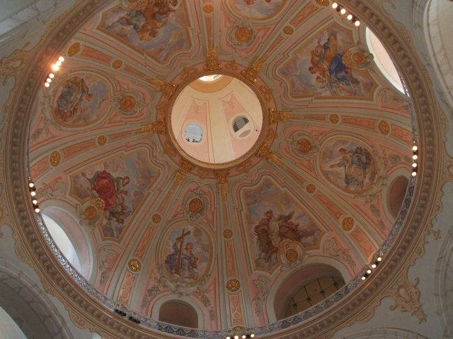 天井のドームも美しく装飾されています。