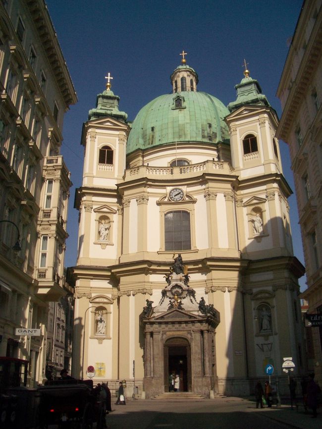 ペーター教会。<br />グラーベン通りからちょっと入ったところにあります。<br />見た目はドームの色がきれいな教会・・・程度の感想でしたが、絶対内部を見てみてください。豪華な装飾で見ごたえがあります。