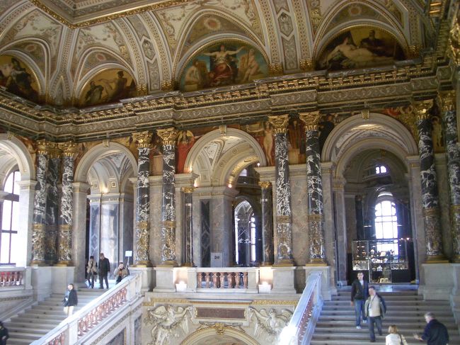 美術史美術館の内部。<br />ドームも柱も豪華です。もちろんコレクションも素晴らしく、ブリューゲル、ティッツィアーノ、ベラスケスなど有名な画家の作品に出会えます。じっくり見る時間はありませんでしたが、印象に残る絵画ばかりでした。