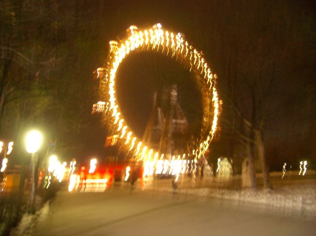 プラーター公園の大観覧車。<br />地下鉄でプラーター公園へ行きました。夜景モードが苦手な私のカメラではぶれぶれで申し訳ないです。