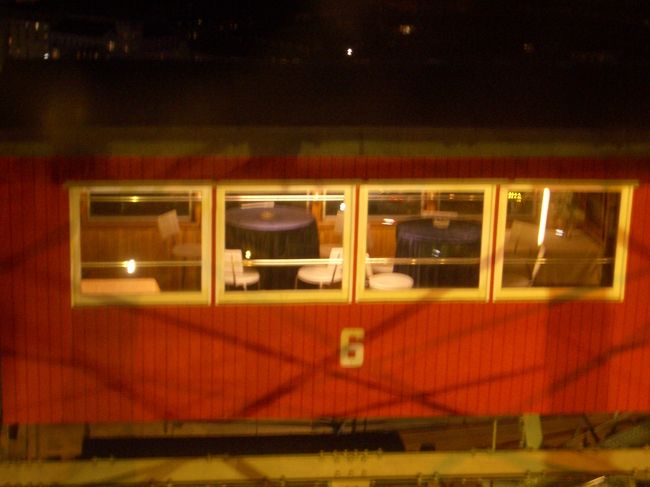 予約をすると、大観覧車でお食事が出来るそうです。<br />見えますか？食事用のテーブルとイスがセットされていました。何周ぐらいで食べ終わるんでしょうね？