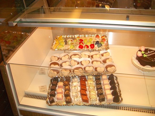ウィーンのとあるお菓子やさんのショーウィンドー。