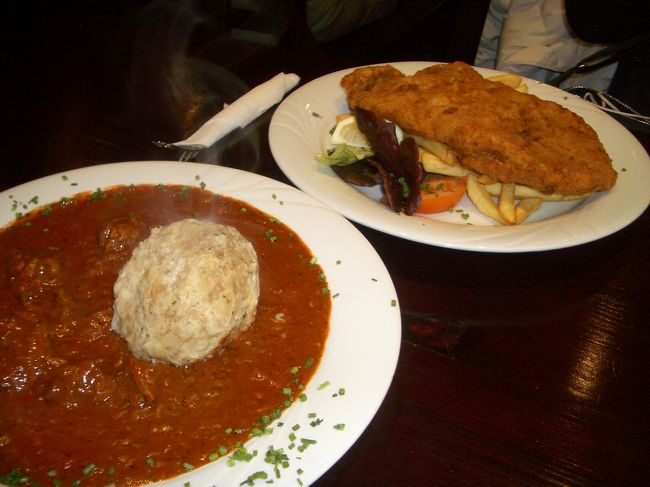 グヤーシュとウィナーシュニッツェル。ナッシュマルクトの方にあるレストランでいただきました。<br /><br />ハンガリーで食べたグヤーシュは、もっとパプリカのスープっていう感じでしたが、ウィーンのはシチューみたいでとろとろしていました。