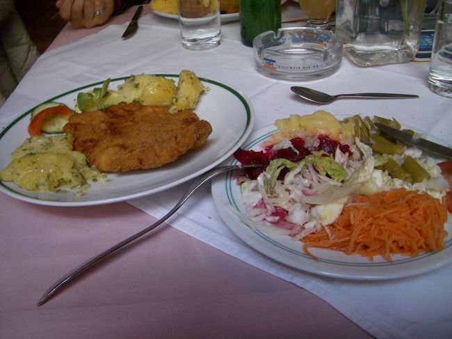 右のお皿に山盛りの野菜。<br />すごく多いのですが、ビネガーの味だとふつうのサラダより食べられる気がします。