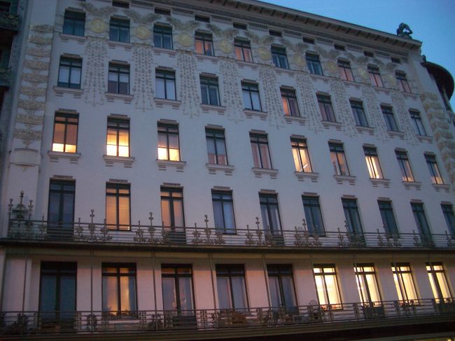 暗くて見にくいのですが、壁にキレイな模様があります。