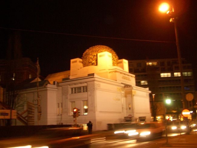 分離派会館。<br />上の冠が黄金のキャベツと言われているそうです。