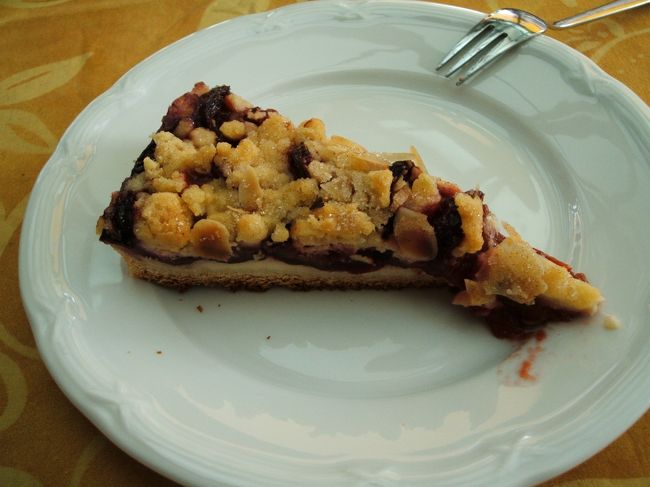 塔を降りた後、教会横のカフェで一息つきます。ベリーのタルトがおいしかったです。