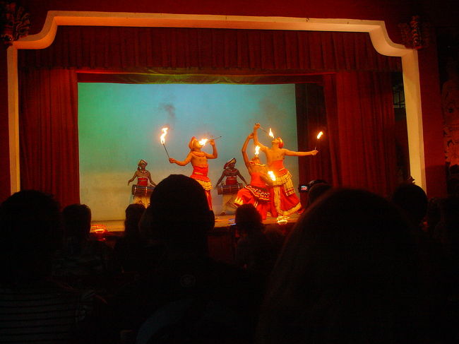 何種類ものダンスを見た後は、会場を外に移し、火渡りがあります。