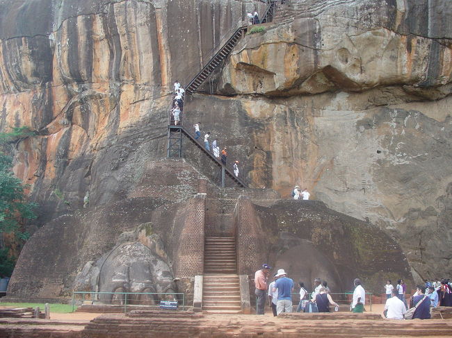 シーギリヤ・ロック山頂へ　ライオンの入り口