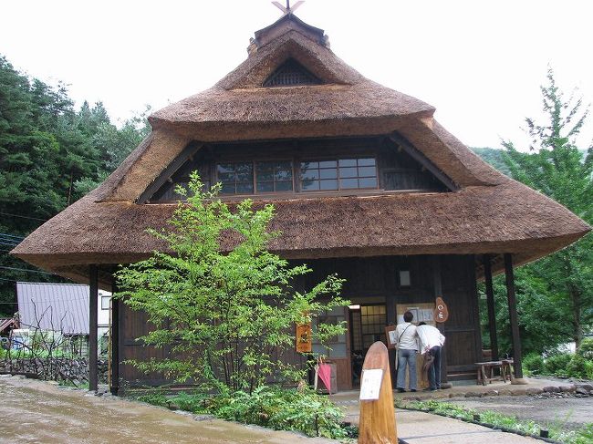 どの家も、<br />手作りの商品の販売<br />観光客の手作り体験の家も。<br />過去の展示物も。