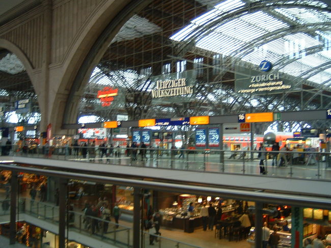 ライプチヒ駅は行き止まり式の駅になっており、ホームの前には地下2階地上1階のショッピングセンターがあります。とても広くて隅から隅まで歩くのも大変でした。