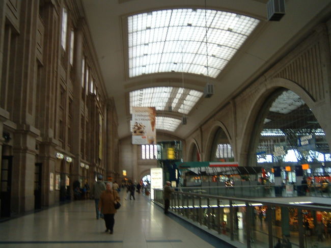 写真がボケていますが、駅の内部も大変立派です。