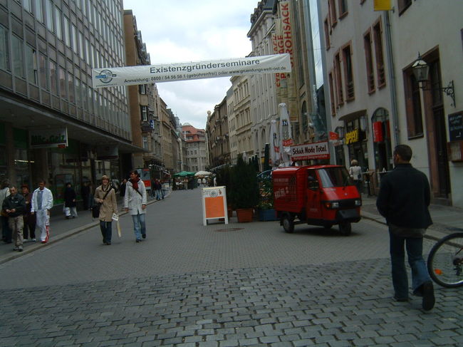 駅から街の中心へ向かう通りの風景です。<br />なぜかこの街にはビジュアル系のような格好をした人達が沢山いたのですが、何か有名なのでしょうか・・・？