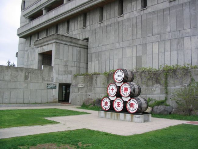 　４日目は、雨降りに。予定を変更して音更町にある《柳月スイートピアガーデン》を見学し、帯広市の《六花低本店》にてサクサクパイを食べ、池田町のワイン城へ。<br />その後すくそばの《ＤＣＴ　ｇａｒｄｅｎ　ＩＫＥＤＡ》（ドリカム記念館）へ。ここが一番長い時間居たような気が・・・。