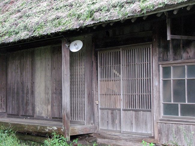 人はもう住んでいないのか<br />表の電灯も時代かかった古い形、