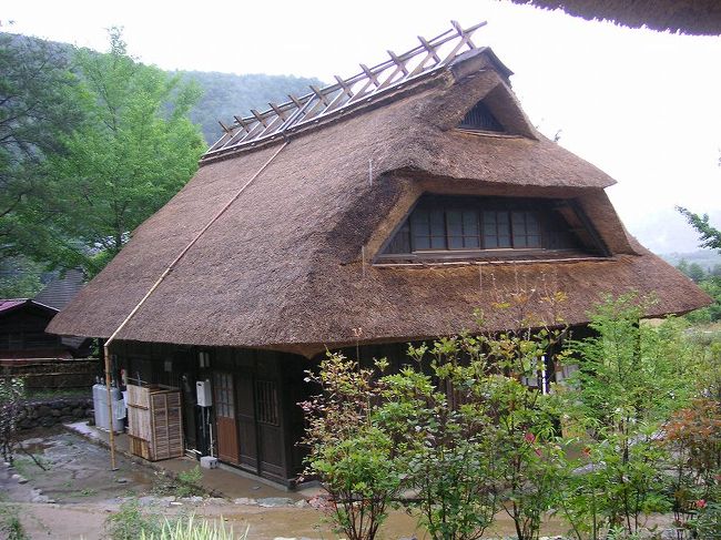 それぞれの家々は、住むのではなく、<br />特産品や手つくり品の販売、<br />作品　特産工芸品　展示、<br />昔ながらの手つくりの講習、<br />お蕎麦やさんも、<br />そばつくりの指導も。<br />が行われています。<br />