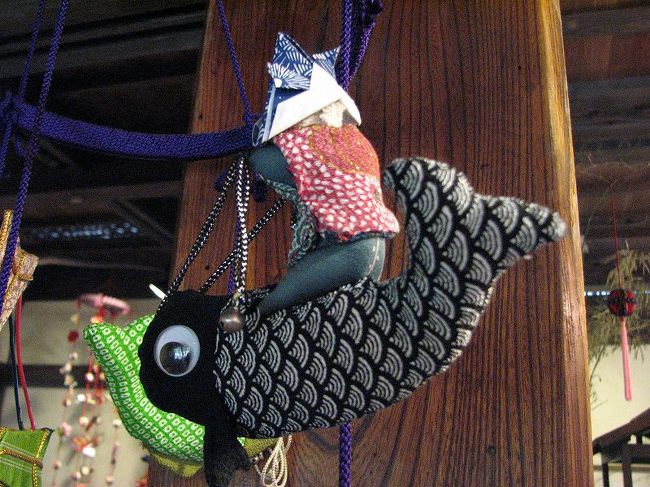 私が気に入ったのは<br />つるし雛のあるお店、<br />すべてが手造り、<br /><br />　鯉に乗って兜を被った男の子