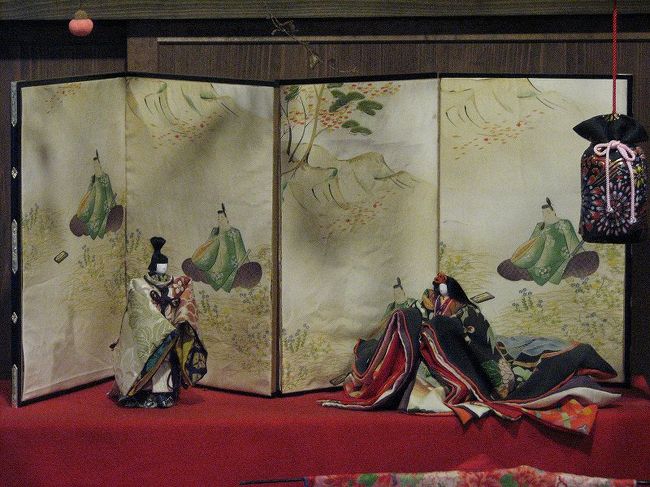 これも集落の女性の手作り、<br />写真は許可をお願いして写しましたが。<br /><br />「これ私が作ったの、写して」<br />十二単の女性を指指して。<br /><br />「皆私達が作ったのですよ」<br /><br />嬉しそうに、自慢げに。<br />作った本人が此処では販売に。<br />古い着物生地の切れ端もありました。<br />いい文様も有って、<br />集落に有ったものが再利用されているのが嬉しい。