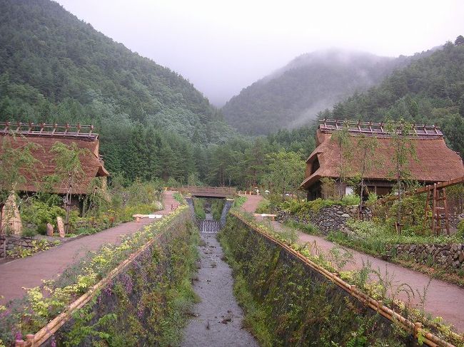 台風で大きな被害を受けた経験から、<br />作られた流れ。<br /><br />　集落の中心の流れ。<br /><br />まだ直線むき出して味が有りませんが<br />長い時間で、良い風景が見られるでしょう。