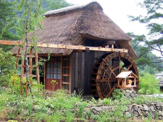 水車もゆるやかに動いています。