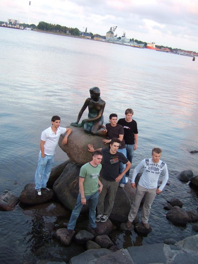 次から次へと写真を撮る人が絶えませんでしたが、この図は笑えるので思わず撮っちゃいました！<br />群がる男性はみんな人魚姫の足をさすっていました。これって、何か意味があるのかな〜？<br />それともあまりに美しい足だから触りたくなるの？？<br />だれか、教えてください〜笑