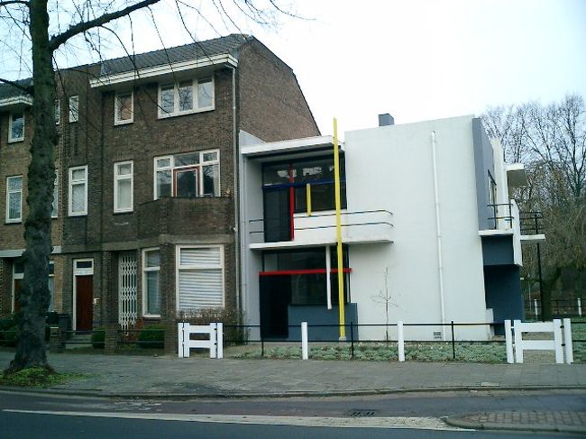 バスに乗ること約15分、到着です。<br /><br />左側のれんがの建物が当時のスタンダードな建築。<br />全然違いますね〜。