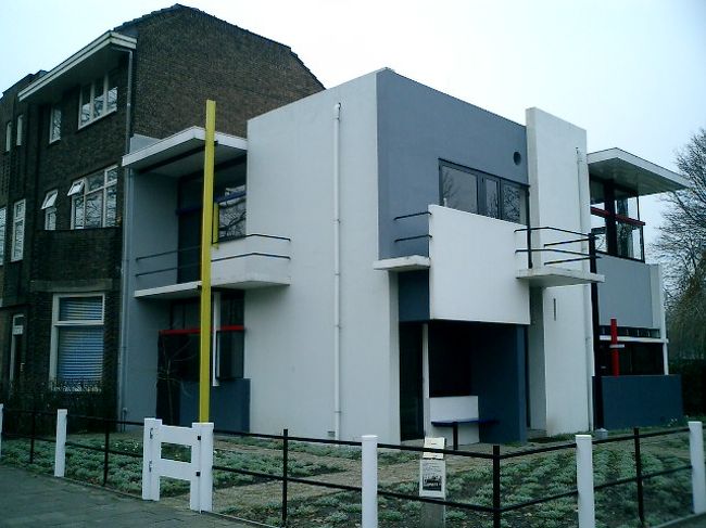 残念ながら、内部の写真は撮影不可ということです。ガッカリ(T-T ))(( T-T)<br /><br />紐を引いて1階から2階へ食事を運ぶリフトや、<br />部屋の仕切りを可動式にしているところ<br />（仕切った状態で3部屋、収納すると1部屋）<br />など、色々な工夫がされていました。<br />