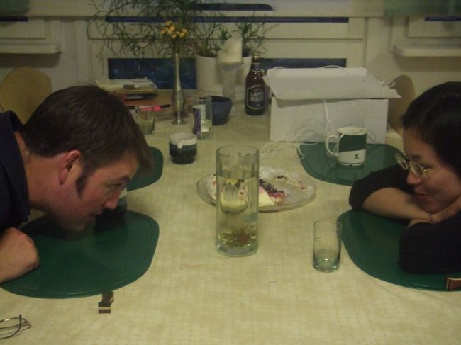 グラスの中で花開くお茶を見つめる二人。