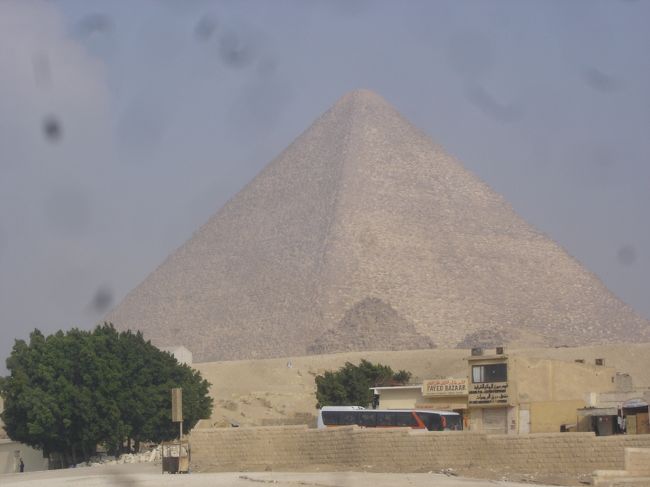 クフ王のピラミッド内部を、狭い通路をかがめて、上にあがっていくと立てるほどの空間に出た。斜めになって変な空間だ。この空間、回廊はそてつもなく強い死臭がする。耐えられない。タオルで鼻を覆って必死に耐える。やっとの事で玄室に入る。中は暗くここは、ここは死臭はしない。ピラミッドパワーを感じるかと思ったがそんな事はなかった。戻ろうとして死臭の所に降りると、回廊にウァーンウァーンという、すごい音がする。今までに聞いたことのない不気味な音だ。なんだこの音は。上にいる2人のイタリア人の声がこだましてるのだろうか。