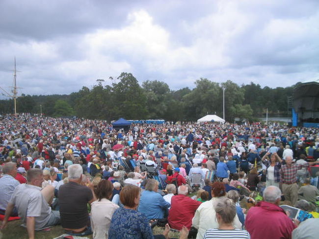 新聞社主催の屋外コンサート