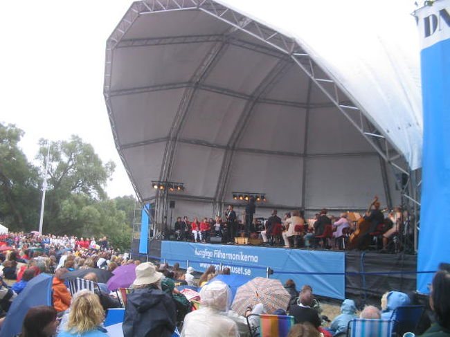 広場に舞台を設営してのイベント