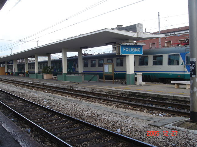 ASSISIを出発して、FOLINGNOで乗り換える。<br /><br />FOLIGNO駅のプラットホーム