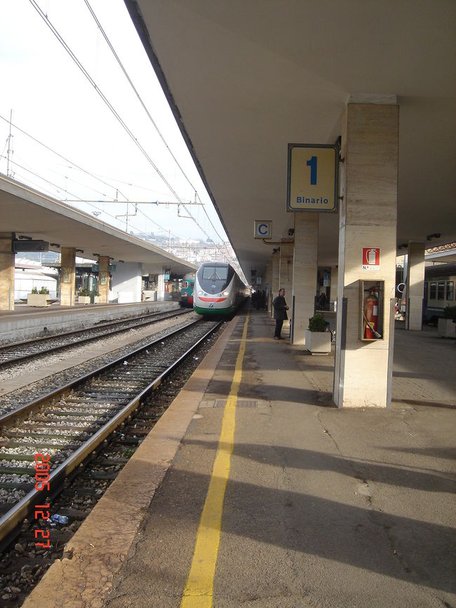 ANCONAから特急（ＥＳ）に乗り換えて、RIMINIまで行く<br />この特急列車はローマ発だった。