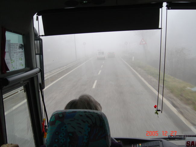 RIMINI駅前のバス停(路線バスの停留所と違うところにあるので、少し判りにくいが、表示があった)から、サンマリノ行きのバスに乗車<br />段々と山に登るにつれ、霧が出てきて、前方視界が悪くなってきた。