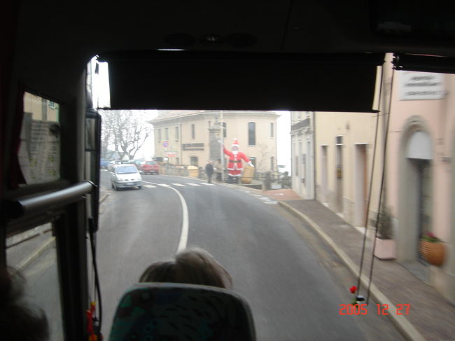 サンマリノ市内に入ってきた<br />巨大なサンタクロースが・・・・