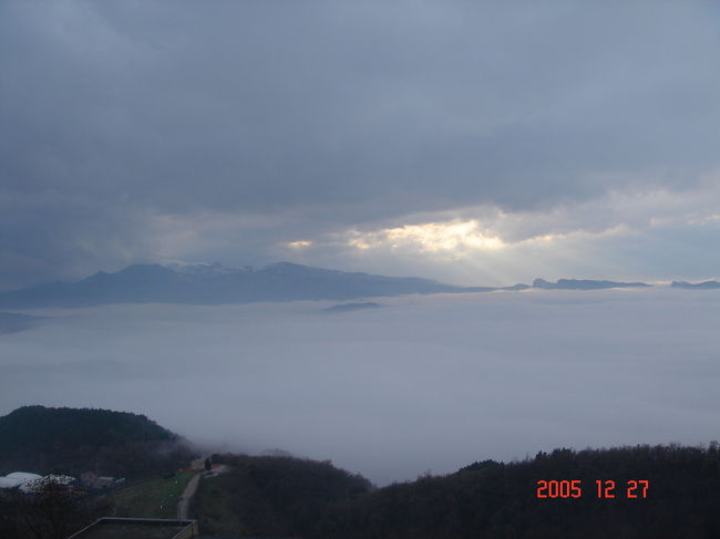 バス停からの眺め<br />雲海の下にRIMINIが・・・・