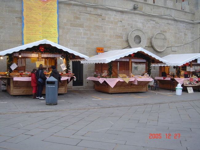 ホテルまで階段を登った所に、クリスマスの露天が