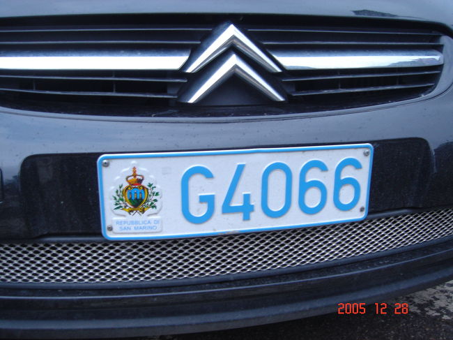 サンマリノのナンバープレート<br />サンマリノの国旗が描かれている。