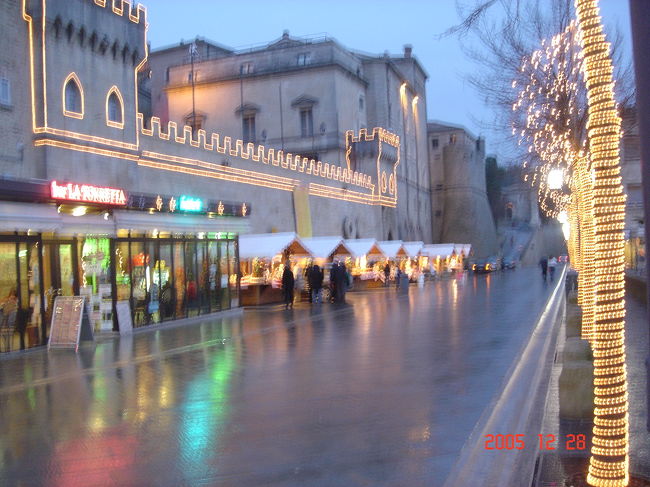 商店のイルミネーションも派手さがない