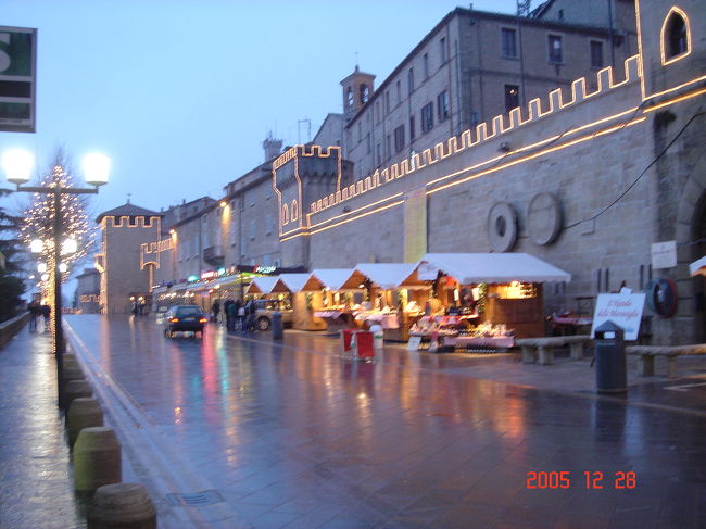 来る時に通った露天<br />少し雪が降り始めて、寒くなってきた。