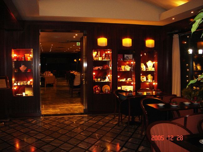 ホテルのロビー<br />奥がレストラン