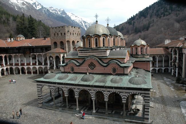 ソフィアから南へ約１２０ｋｍの所にリラの僧院があります。我々が訪れたのは４月の初旬で、遠くの山々には残雪がありました。地元の若い観光客がわずか見られただけで、実にひっそりとしたたたずまいでした。一体、誰が何時このような立派な僧院を建てたのでしょうか？