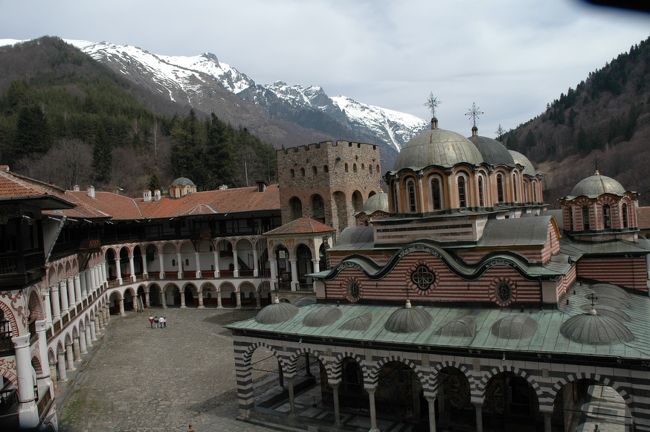 建物の周囲には回廊が巡らされており、この回廊で宿泊できるとのことです。１０世紀の頃、イヴァン・リルスキという僧が、隠遁の地としてこの場所に小さな寺院を建立したもので、それがやがて中世の宗教と文化の中心になっていったのです。現在の形になったのは１４世紀の頃です。<br />オスマントルコの支配下にあった頃でも、この僧院だけはキリスト教の信仰が黙認されていました。