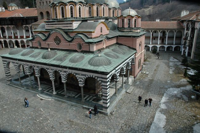 わずかばかりの観光客の姿が見えます。この僧院の建物は１８３３年に火事で燃えてしまい、その後復旧され、現在では世界文化遺産に登録されています。