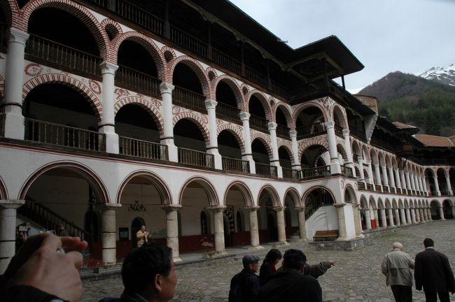 僧院の周囲には４階建ての外陣に、まるでガードされるかのように囲まれています。この４階まで階段で上ると僧院全体が見下ろせます。